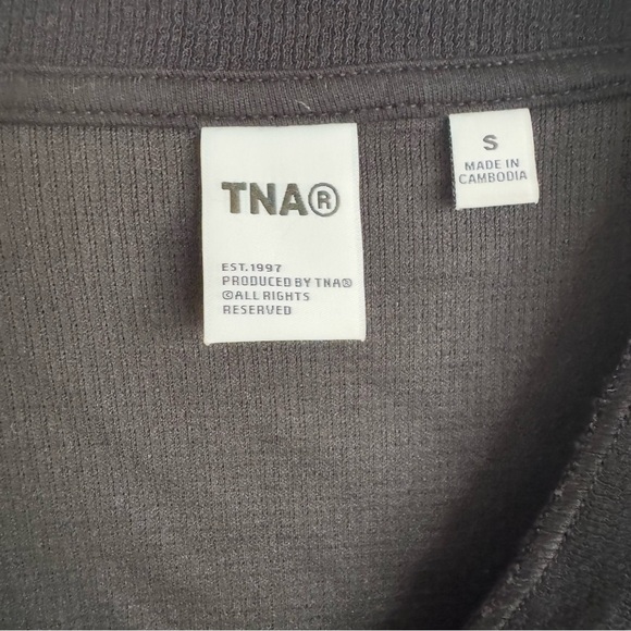 TNA Aritzia Waffle Knit Cropped V Neck Button Long Sleeved Top Size Small - Picture 4 of 6